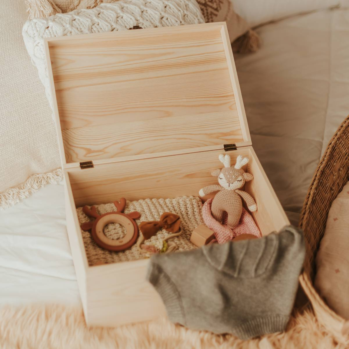 Extra large baby keepsake box with memory accessories
